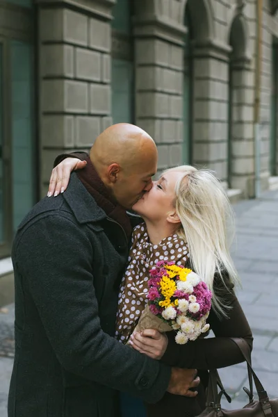 Casal beijando na rua — Fotografia de Stock