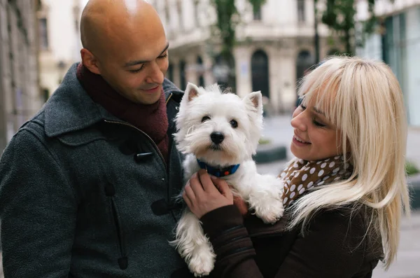 Glückliches Paar mit einem West Highland White Terrier — Stockfoto