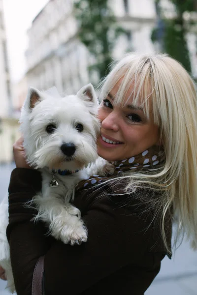 Schönes Mädchen mit einem West Highland White Terrier — Stockfoto