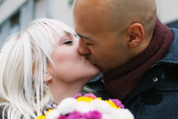 Fechar-se de um casal beijando — Fotografia de Stock