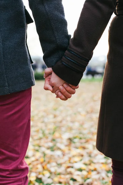 Nahaufnahme eines verliebten jungen Paares beim Händchenhalten — Stockfoto