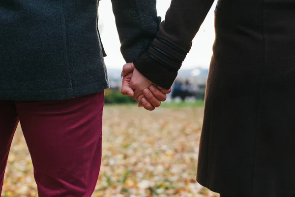 Close-up de jovem casal apaixonado de mãos dadas — Fotografia de Stock