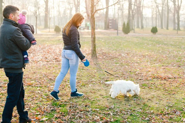 Glückliche Familie mit Hund im Freien spazieren gehen — Stockfoto