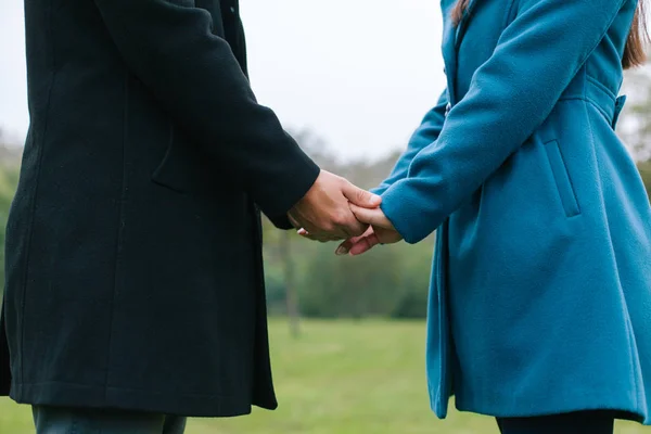 Jovem casal segurando as mãos — Fotografia de Stock