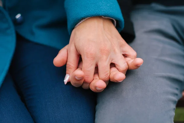 Jovem casal segurando as mãos — Fotografia de Stock