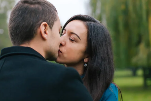 Fechar-se de feliz casal beijando — Fotografia de Stock