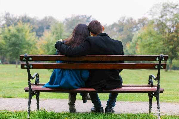 Verliebtes Paar sitzt auf der Bank — Stockfoto