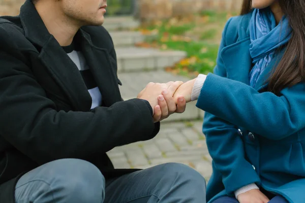 Mann hält Frau die Hand — Stockfoto