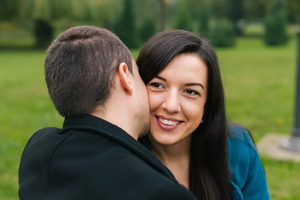 Homem beijando bochecha da mulher — Fotografia de Stock