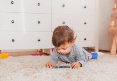  yerde yatarken ve smartphone kullanarak süpürgeye