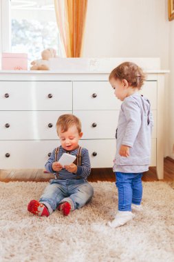 Smartphone ile oynayan çocuklar