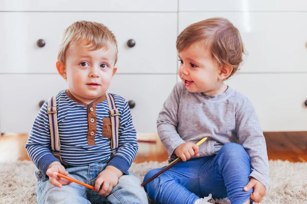 Girl and boy sitting on the floor and painting — Stock Photo, Image