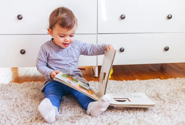 katta oturan ve bir kitap okuma küçük kız