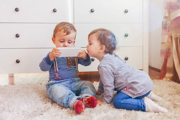 katta oturan ve smartphone ile oynayan çocuklar