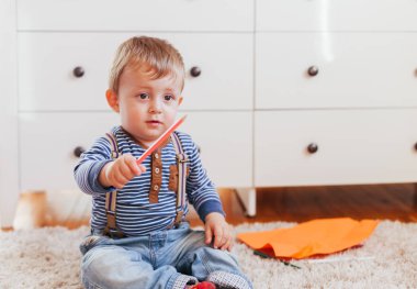 katta oturan ve boyama çocuk