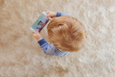 ayakta ve smartphone kullanarak çocuk