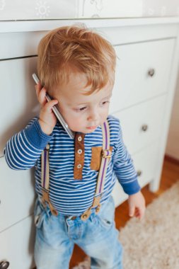 ayakta ve smartphone kullanarak çocuk