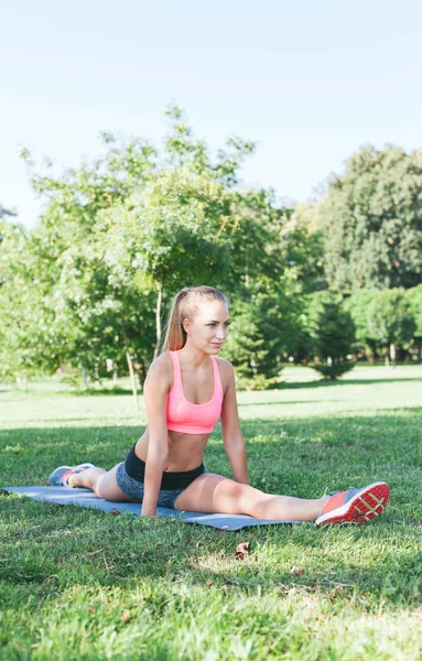  Kız Fitness eğitimi egzersiz sırasında uzanır 