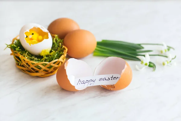Mutlu Paskalya tebrik kartı ile kırık eggshel