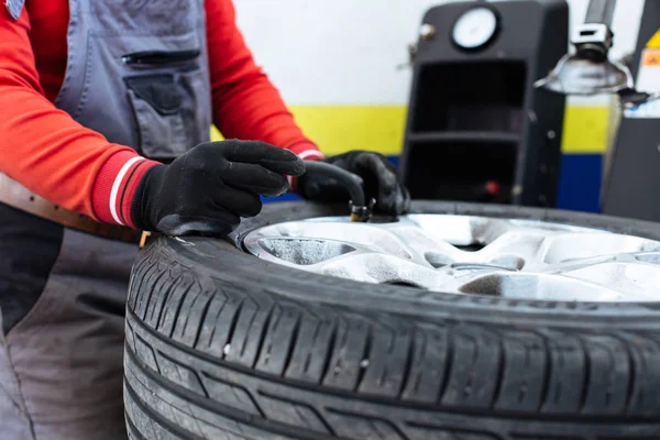Enchimento de ar nos pneus — Fotografia de Stock