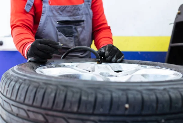 Enchimento de ar nos pneus — Fotografia de Stock