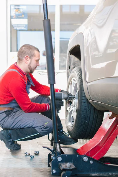 Mechanic verwijdert auto band — Stockfoto