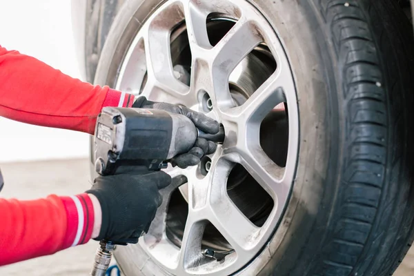 makinist araba lastiği yukarı kaldırır