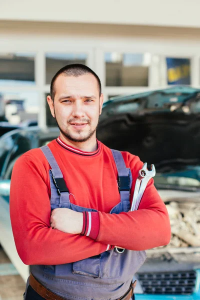 Portrait of a mechanic — Stock Photo, Image