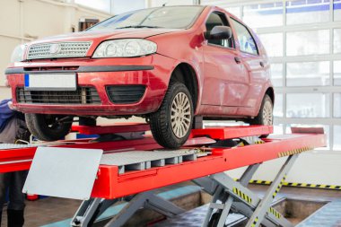 Araba tamir için otomobil hizmet kaldırdı