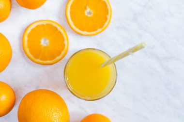 Cam üst görünümden taze portakal suyu