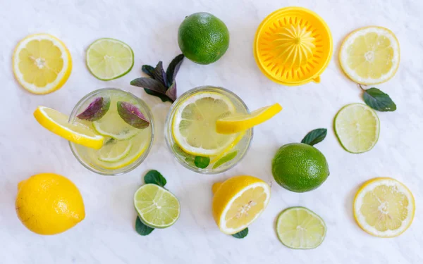 Zwei Gläser hausgemachte Limonade — Stockfoto