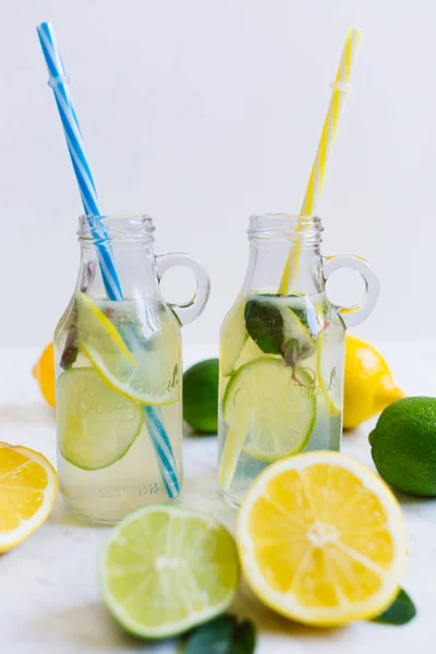 Limonade im Glas mit Minze lizenzfreie Stockfotos