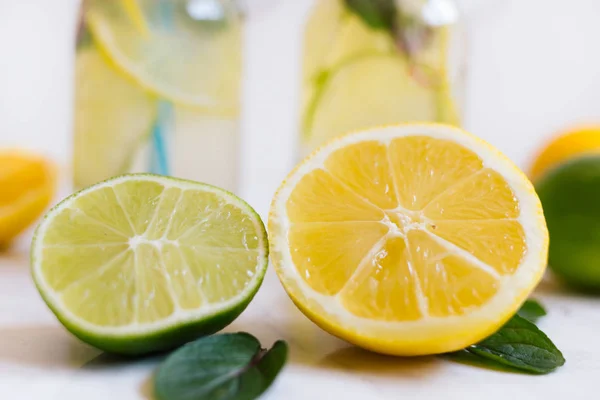 Detail der halbierten Zitrone und Limette Stockfoto