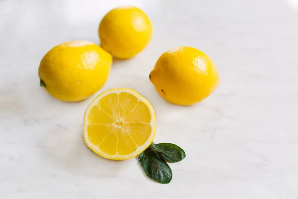 Detail einer halbierten Zitrone lizenzfreie Stockbilder