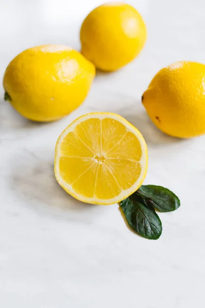 Detail einer halbierten Zitrone Stockbild