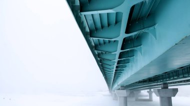 Kışın sisli havalarda altında köprü görünümü