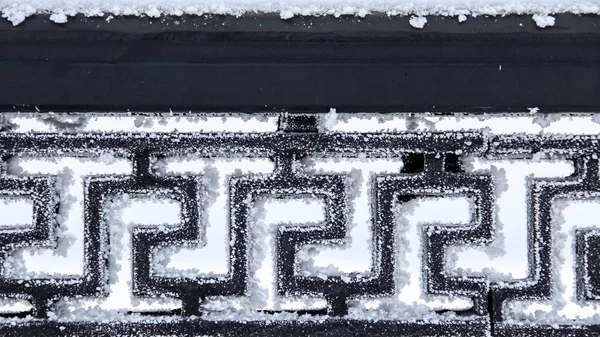 Czarny ogrodzenia metalowe, pokryte kryształkami lodu — Zdjęcie stockowe