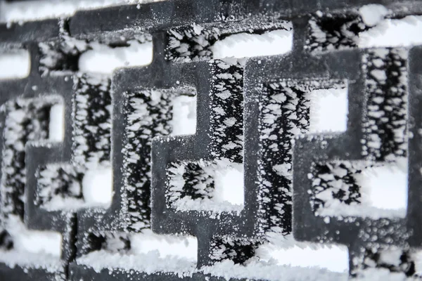 얼음 결정으로 덮여 검은 금속 울타리 로열티 프리 스톡 사진