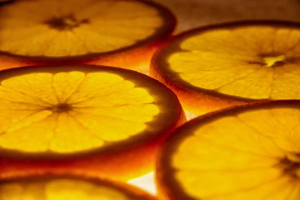 슬라이스 오렌지 빛나는 표면에 누워 스톡 사진