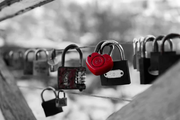 爱情之锁在桥上 — 图库照片