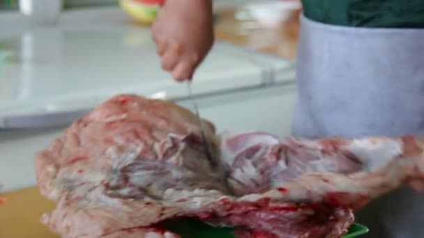 Corte del cordero para la preparación de las comidas — Vídeo de stock