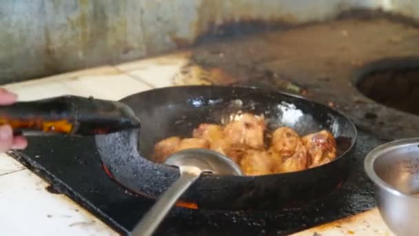 在铸铁平底锅烹饪肉 — 图库视频影像