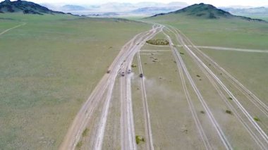 Dört turist jeep ride çöl yoluyla