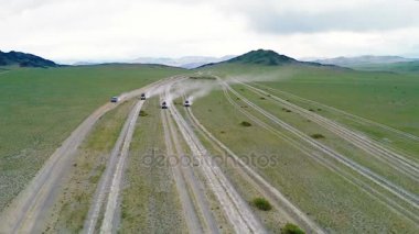Dört turist jeep ride çöl yoluyla