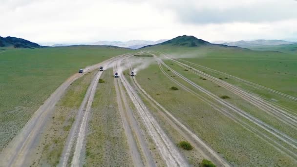 Quattro jeep giro turistico attraverso il deserto — Video Stock