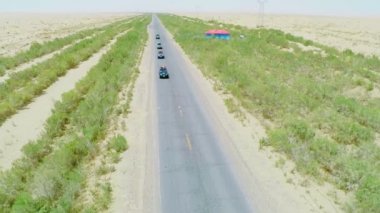 Dört turist jeep ride çöl yoluyla