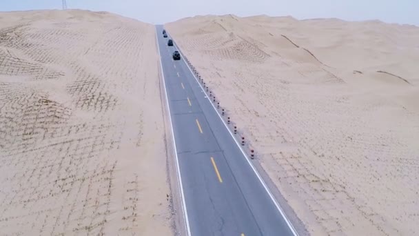 Fire turistjeepturer gjennom ørkenen – stockvideo