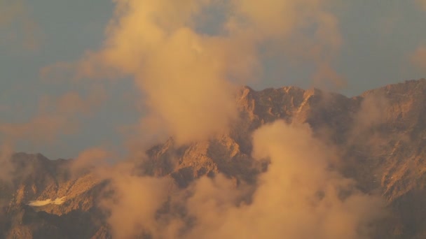 Nubes de lapso de tiempo sobre las montañas — Vídeos de Stock