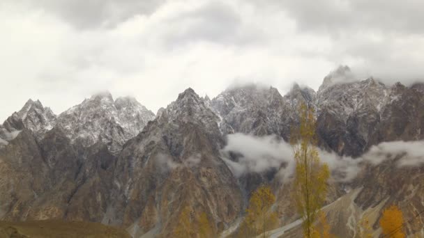 Nubes de lapso de tiempo sobre las montañas — Vídeo de stock