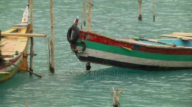 Nehri üzerindeki demirli deniz araçları